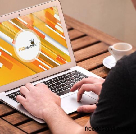 Macbook Pro On Wooden Table Mockup Psd